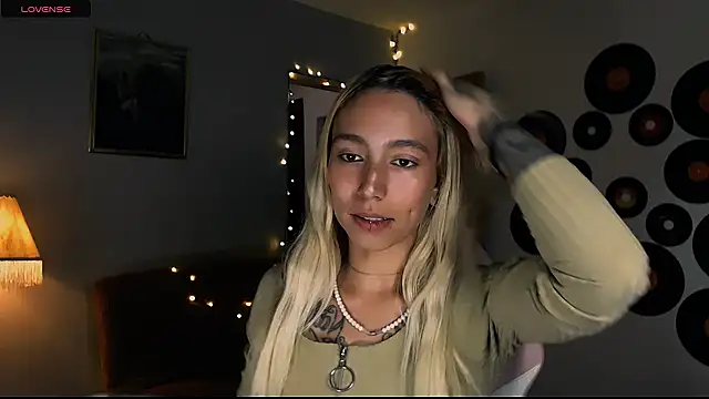 Snapshot of Saucy_Jenn chatting on March 1, 1:53 am Saucy Jenn online show from March 1, 1:53 am