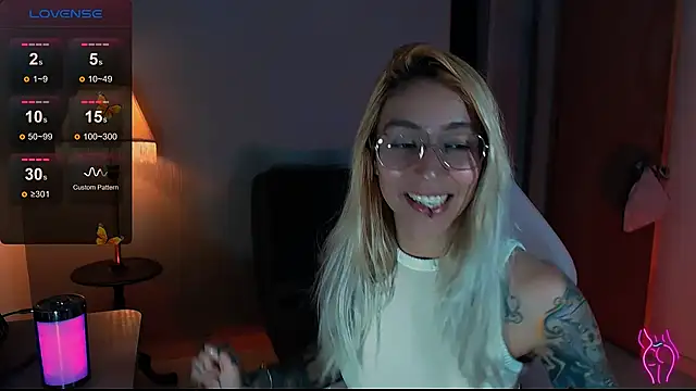 Snapshot of Saucy_Jenn chatting on December 8, 10:36 pm Saucy Jenn online show from December 8, 10:36 pm