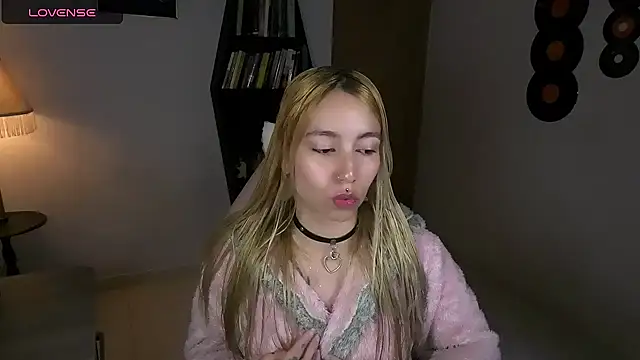 Snapshot of Saucy_Jenn chatting on October 19, 7:05 pm Saucy Jenn online show from October 19, 7:05 pm