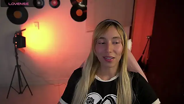 Saucy Jenn online show from April 19, 4:13 am