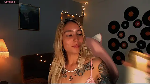 Snapshot of Saucy_Jenn chatting on March 2, 5:01 am Saucy Jenn online show from March 2, 5:01 am