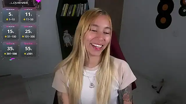 Snapshot of Saucy_Jenn chatting on October 5, 1:51 am Saucy Jenn online show from October 5, 1:51 am