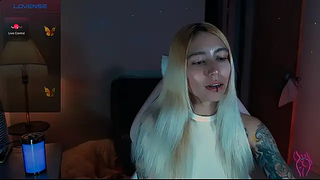 Snapshot of Saucy_Jenn chatting on December 7, 10:23 pm Saucy Jenn online show from December 7, 10:23 pm
