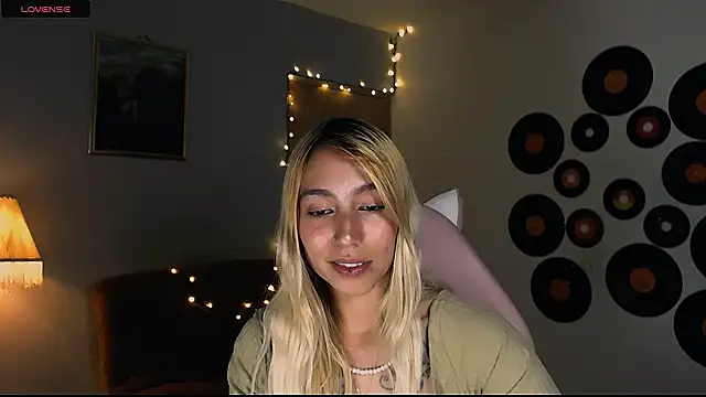 Snapshot of Saucy_Jenn chatting on March 1, 4:58 am Saucy Jenn online show from March 1, 4:58 am