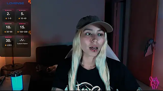 Snapshot of Saucy_Jenn chatting on December 7, 2:25 am Saucy Jenn online show from December 7, 2:25 am