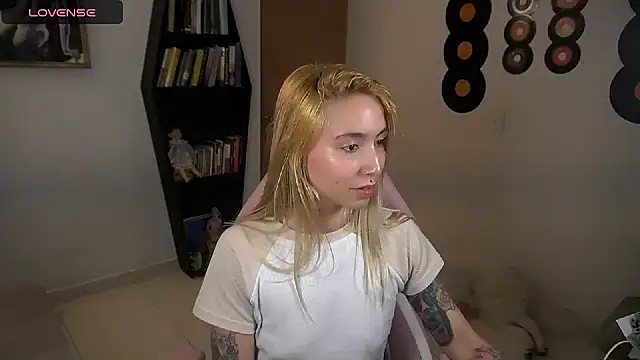 Snapshot of Saucy_Jenn chatting on September 21, 3:00 am Saucy Jenn online show from September 21, 3:00 am