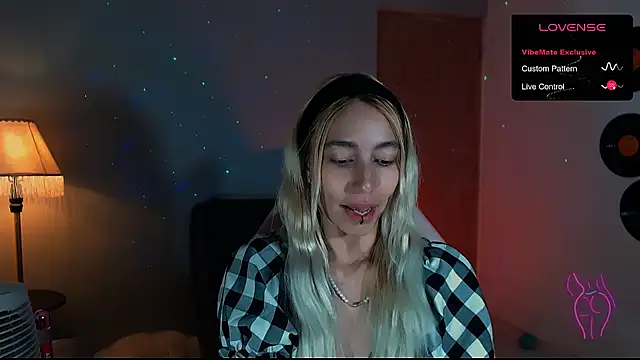 Snapshot of Saucy_Jenn chatting on January 8, 3:19 am Saucy Jenn online show from January 8, 3:19 am