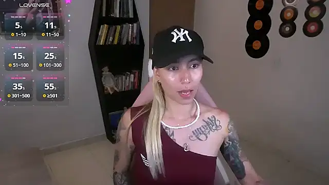 Snapshot of Saucy_Jenn chatting on September 21, 11:10 pm Saucy Jenn online show from September 21, 11:10 pm