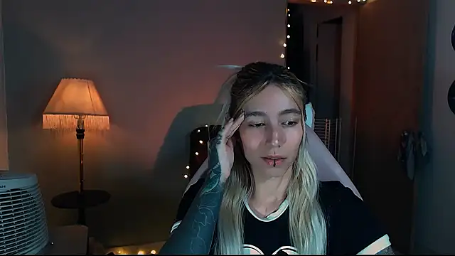 Snapshot of Saucy_Jenn chatting on January 24, 2:28 am Saucy Jenn online show from January 24, 2:28 am