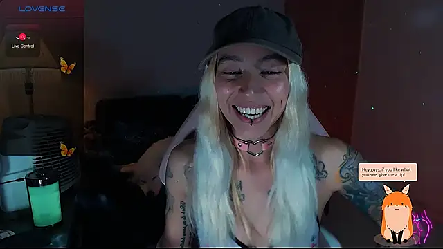 Snapshot of Saucy_Jenn chatting on December 7, 5:32 am Saucy Jenn online show from December 7, 5:32 am