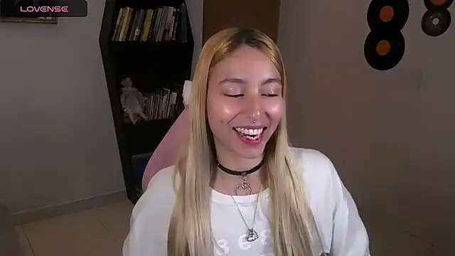 Snapshot of Saucy_Jenn chatting on October 17, 4:27 am Saucy Jenn online show from October 17, 4:27 am