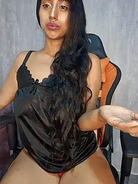 Snapshot of Valentinne_z chatting on February 14, 9:13 am Valentinne z online show from February 14, 9:13 am