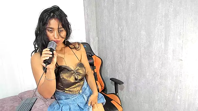 Snapshot of Valentinne_z chatting on February 8, 6:33 pm Valentinne z online show from February 8, 6:33 pm