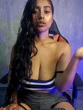 Snapshot of Valentinne_z chatting on February 9, 5:22 pm Valentinne z online show from February 9, 5:22 pm