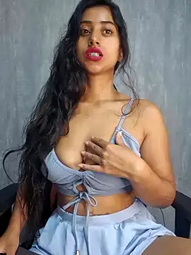 Snapshot of Valentinne_z chatting on February 18, 9:10 am Valentinne z online show from February 18, 9:10 am
