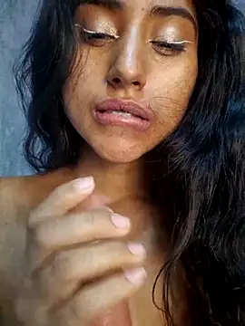 Snapshot of Valentinne_z chatting on February 14, 12:14 pm Valentinne z online show from February 14, 12:14 pm