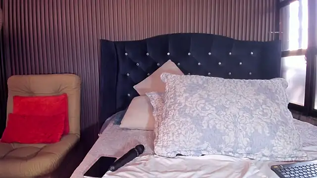 Snapshot of JuliaDawson_ chatting on February 20, 9:06 pm JuliaDawson online show from February 20, 9:06 pm