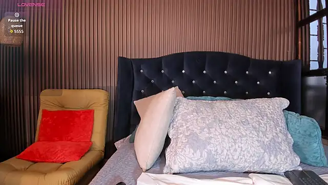 JuliaDawson  online show from November 27, 10:10 pm