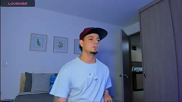 Snapshot of alejandro_calderon1 chatting on November 27, 12:55 am alejandro calderon1 online show from November 27, 12:55 am