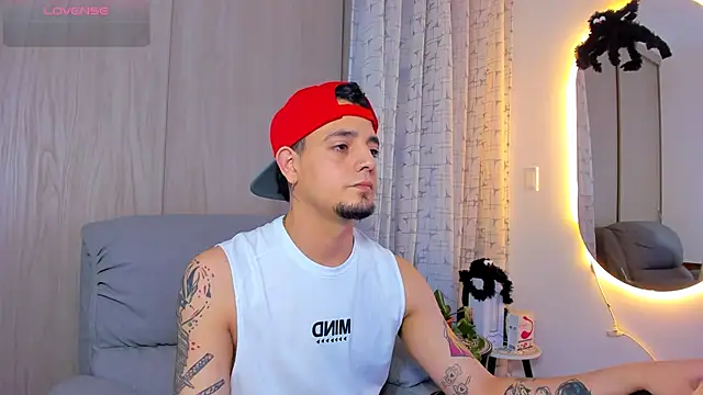 Snapshot of alejandro_calderon1 chatting on October 25, 4:00 am alejandro calderon1 online show from October 25, 4:00 am