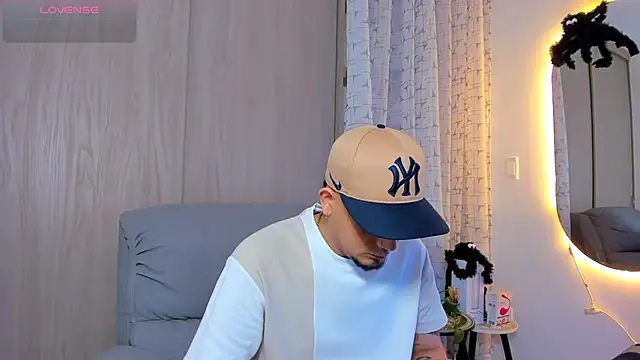 Snapshot of alejandro_calderon1 chatting on October 26, 4:57 am alejandro calderon1 online show from October 26, 4:57 am