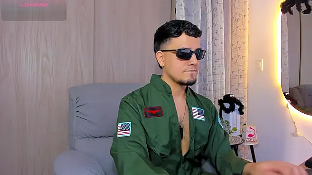 Snapshot of alejandro_calderon1 chatting on October 31, 9:32 pm alejandro calderon1 online show from October 31, 9:32 pm