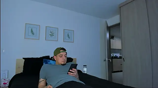 Snapshot of alejandro_calderon1 chatting on December 14, 1:23 am alejandro calderon1 online show from December 14, 1:23 am