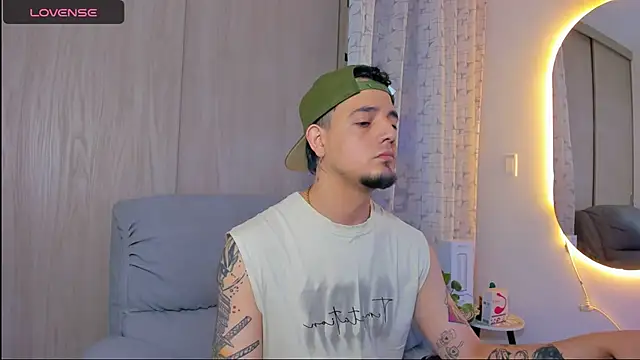 Snapshot of alejandro_calderon1 chatting on November 13, 10:02 pm alejandro calderon1 online show from November 13, 10:02 pm