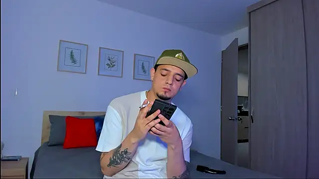 Snapshot of alejandro_calderon1 chatting on November 30, 5:08 am alejandro calderon1 online show from November 30, 5:08 am