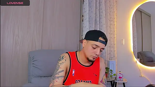 Snapshot of alejandro_calderon1 chatting on November 6, 3:21 am alejandro calderon1 online show from November 6, 3:21 am