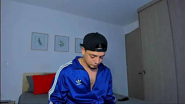 Snapshot of alejandro_calderon1 chatting on December 2, 5:20 am alejandro calderon1 online show from December 2, 5:20 am