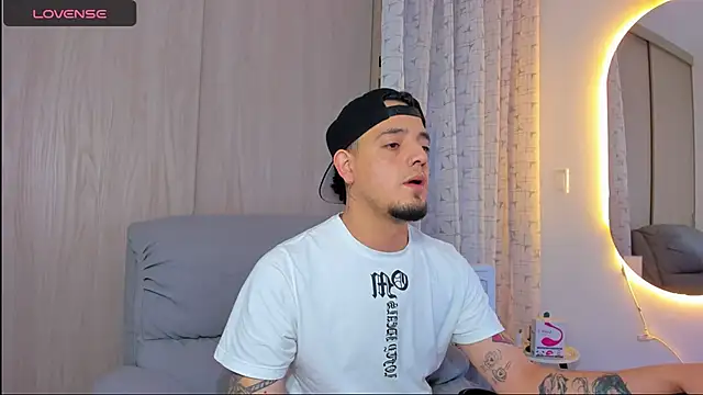 Snapshot of alejandro_calderon1 chatting on November 15, 7:01 am alejandro calderon1 online show from November 15, 7:01 am