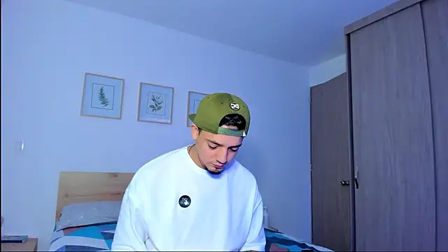 Snapshot of alejandro_calderon1 chatting on November 29, 8:47 am alejandro calderon1 online show from November 29, 8:47 am