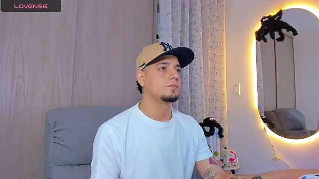 Snapshot of alejandro_calderon1 chatting on November 3, 5:01 am alejandro calderon1 online show from November 3, 5:01 am