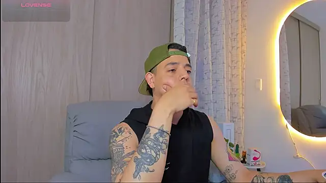 Snapshot of alejandro_calderon1 chatting on November 12, 5:33 am alejandro calderon1 online show from November 12, 5:33 am