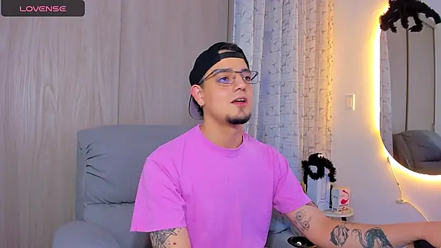 Snapshot of alejandro_calderon1 chatting on October 24, 4:55 am alejandro calderon1 online show from October 24, 4:55 am