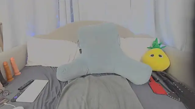 MeghanXO online show from March 3, 3:08 pm