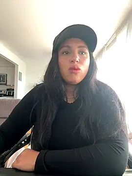 Snapshot of MeghanXO chatting on November 17, 2:32 pm MeghanXO online show from November 17, 2:32 pm