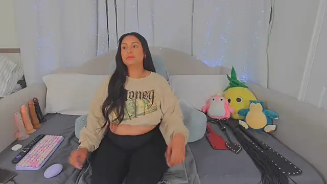 MeghanXO online show from June 15, 1:55 pm