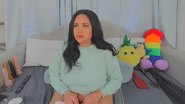 MeghanXO online show from March 25, 1:32 pm