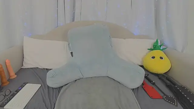 MeghanXO online show from March 4, 3:31 pm