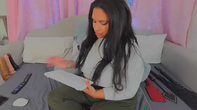 Snapshot of MeghanXO chatting on November 6, 2:21 pm MeghanXO online show from November 6, 2:21 pm