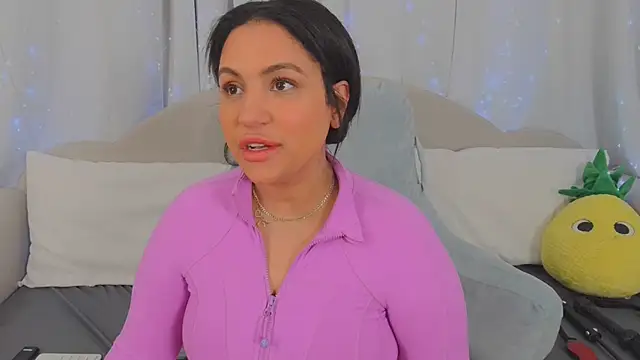 MeghanXO online show from March 7, 3:35 am