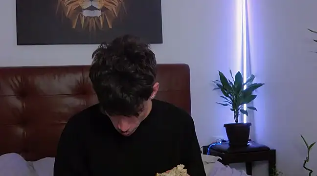 Snapshot of DanielCrush1 chatting on February 12, 12:37 am DanielCrush1 online show from February 12, 12:37 am