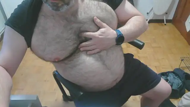 mikeyhotbear online show from May 3, 6:18 am