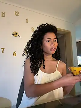 GabriSaenz online show from December 19, 1:18 am