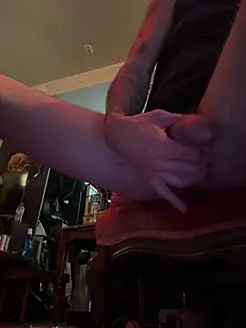 Snapshot of htk1975 chatting on February 27, 5:18 am htk1975 online show from February 27, 5:18 am