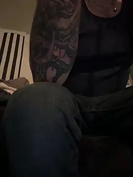 Snapshot of htk1975 chatting on February 7, 12:40 am htk1975 online show from February 7, 12:40 am