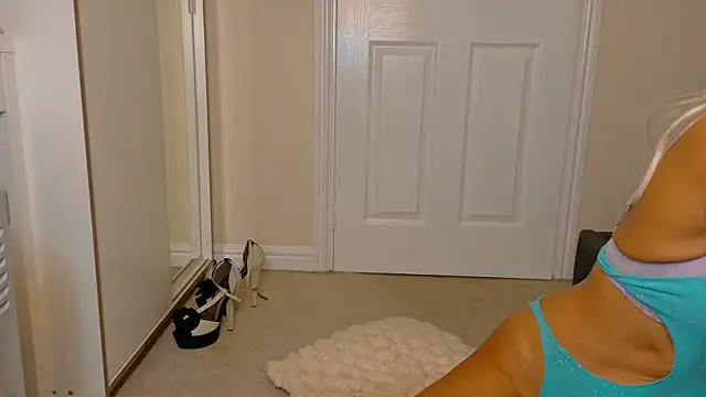 Snapshot of Tinkerbell822 chatting on November 25, 9:09 am Tinkerbell822 online show from November 25, 9:09 am