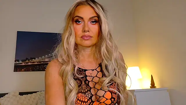 Snapshot of Tinkerbell822 chatting on October 27, 8:26 am Tinkerbell822 online show from October 27, 8:26 am